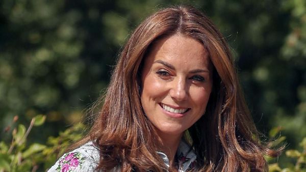 Foto: Gaya Anggun Kate Middleton saat Pamer Baju Baru Rp 28 Juta