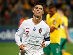 Ronaldo Vs Lithuania: Quat-trick dan Fans Berlutut di Hadapannya
