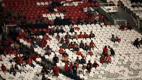 Tiket Indonesia melawan Thailand dibagi dalam lima kategori, yang termurah adalah Kategori 3 dengan harga Rp 125 ribu. Lalu Kategori 2 seharga Rp 175 ribu dan Kategori 1 dibanderol Rp 350 ribu. Adapun tiket VIP Timur dihargai Rp 750 ribu. Yang termahal adalah VIP Barat dengan harga Rp 1 juta.