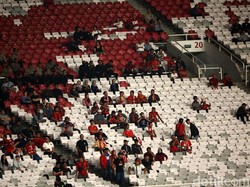 Tiket Indonesia melawan Thailand dibagi dalam lima kategori, yang termurah adalah Kategori 3 dengan harga Rp 125 ribu. Lalu Kategori 2 seharga Rp 175 ribu dan Kategori 1 dibanderol Rp 350 ribu. Adapun tiket VIP Timur dihargai Rp 750 ribu. Yang termahal adalah VIP Barat dengan harga Rp 1 juta.