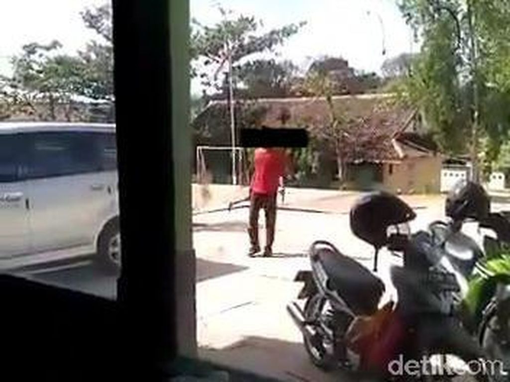 Video Siswa SMP Ancam Guru dengan Sajam Gegara Ponsel Disita Video Siswa SMP Ancam Guru dengan Sajam Gegara Ponsel Disita