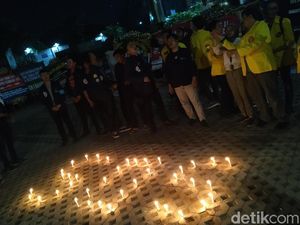 Tolak Revisi UU KPK, BEM UI-Trisakti Nyalakan Lilin SOS di KPK