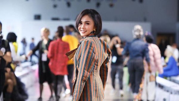 Foto: Yuni Shara Cantik Pakai Lurik Nonton New York Fashion Week
