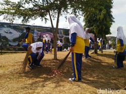 Haornas, Pelajar Ikuti Jalan Sehat Sambil Bersihkan Alun-alun Ciamis