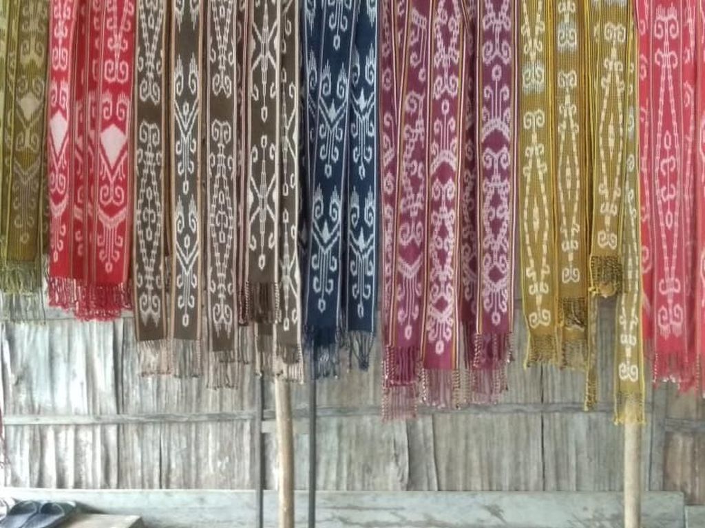 Mengenal Tenun Ikat Sintang yang Sering Mejeng di Pameran Dunia Mengenal Tenun Ikat Sintang yang Sering Mejeng di Pameran Dunia