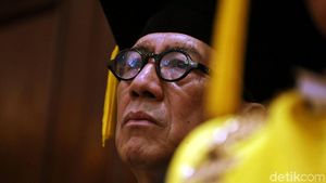 Yasonna Laoly Dikukuhkan Jadi Guru Besar PTIK