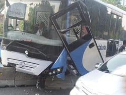 Bus Transjakarta Ringsek Usai Tabrak Separator di Jalan S Parman