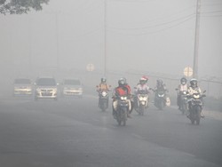 Pak Jokowi Tolong, Kabut Asap Bisa Bikin Ekonomi RI Batuk-batuk