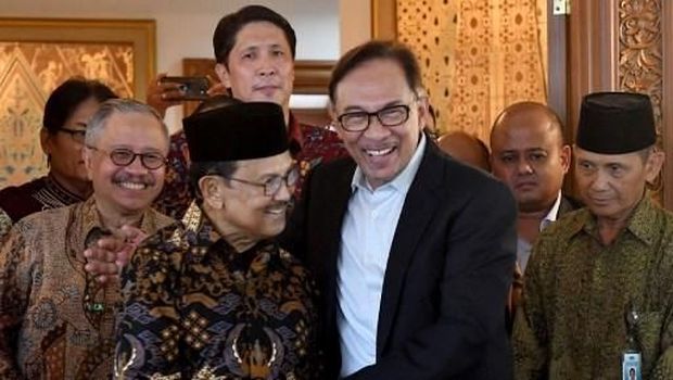 BJ Habibie tak hanya dikenal sebagai Presiden ke-3 RI, sosoknya pun pernah menjabat Menristek di era Soeharto. Berikut potret Habibie bersama para tokoh dunia.