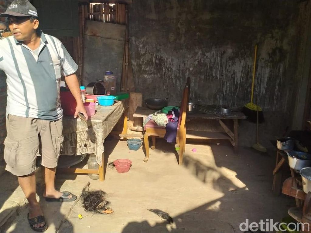 Pria Ini Gunduli Istrinya Pakai Celurit Karena Terbakar Api Cemburu Pria Ini Gunduli Istrinya Pakai Celurit Karena Terbakar Api Cemburu