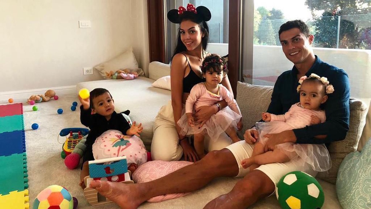 Cristiano Ronaldo tetap berlatih meski sambil momong anak. (Foto: Instagram @cristiano)