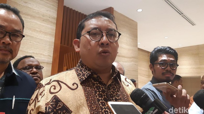 Fadli Buat Puisi Sindir Sepatu Kotor Jokowi Saat Tinjau Karhutla: Sandiwara!