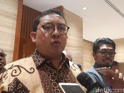 Fadli Buat Puisi Sindir Sepatu Kotor Jokowi Saat Tinjau Karhutla: Sandiwara!