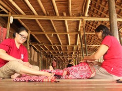 Usaha Tenun Ikat Bantu Ibu Pedalaman Sekolahkan Anak sampai Sarjana
