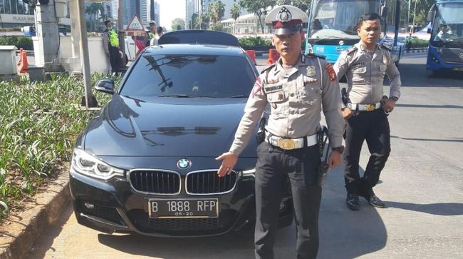 Pakai Nopol Palsu Akali Ganjil-Genap, Pengemudi Mobil Ditilang Polisi Pakai Nopol Palsu Akali Ganjil-Genap, Pengemudi Mobil Ditilang Polisi