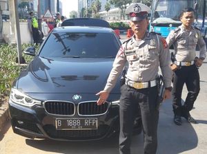 Pakai Nopol Palsu Akali Ganjil-Genap, Pengemudi Mobil Ditilang Polisi