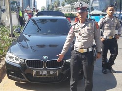 Pakai Nopol Palsu Akali Ganjil-Genap, Pengemudi Mobil Ditilang Polisi