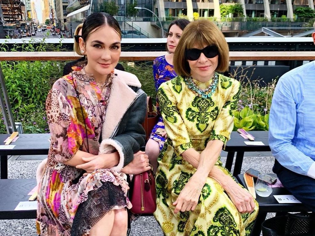 Hits! Luna Maya Pamer Foto Bareng Anna Wintour di New York Fashion Week Hits! Luna Maya Pamer Foto Bareng Anna Wintour di New York Fashion Week