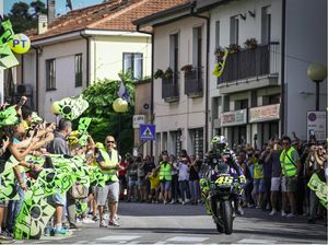Rossi Keliling Kampung Naik Motor MotoGP