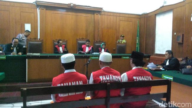 Tiga Pembakar Polsek Tambelangan Jalani Sidang Perdana Tiga Pembakar Polsek Tambelangan Jalani Sidang Perdana