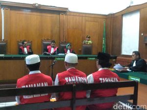 Tiga Pembakar Polsek Tambelangan Jalani Sidang Perdana Tiga Pembakar Polsek Tambelangan Jalani Sidang Perdana