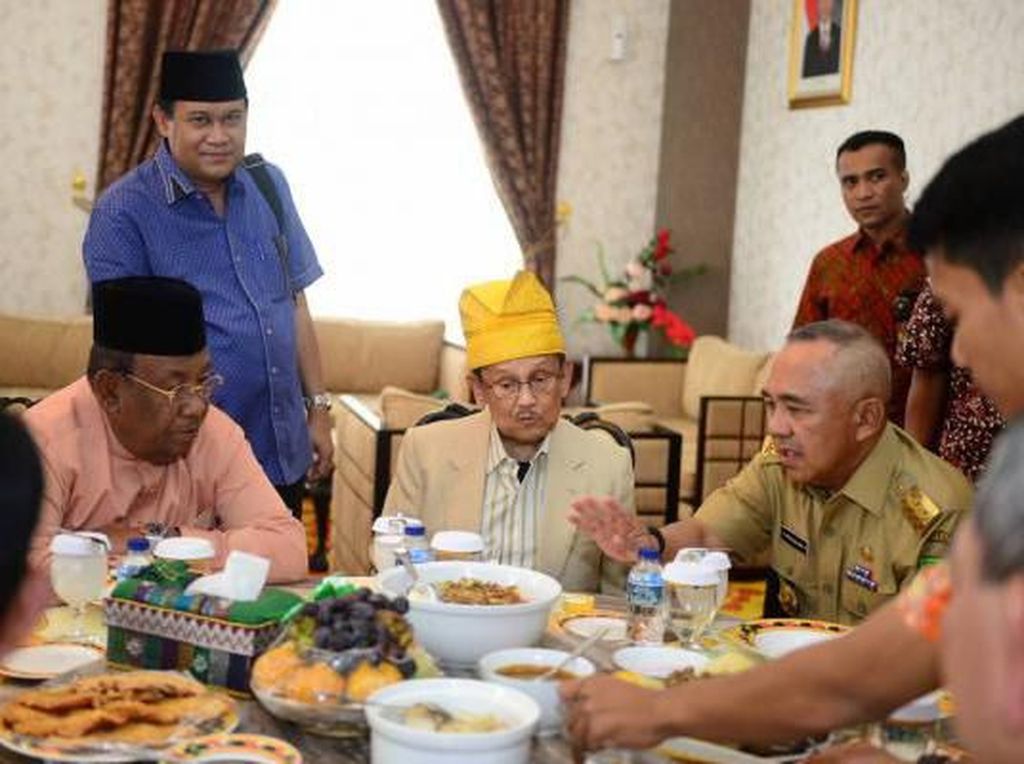 BJ Habibie dengan Kulinerannya hingga Artis yang Hobi Makan Pakai Tangan BJ Habibie dengan Kulinerannya hingga Artis yang Hobi Makan Pakai Tangan