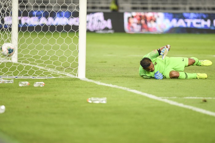 Kiper Timnas Indonesia Andritany Ardhiyasa gagal menghalau tendangan pinalti pemain Timnas Thailand Theerathon Bunmathan pada laga lanjutan Grup G Kualifikasi Piala Dunia 2022 zona Asia di Stadion Utama Gelora Bung Karno, Senayan, Jakarta, Selasa (10/9/2019). Timnas Indonesia dikalahkan Thailand dengan skor 0-3. ANTARA FOTO/Hafidz Mubarak A/wpa.