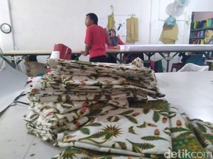 Wali Murid di Jombang Keluhkan Harga Seragam Setengah Juta Lebih Wali Murid di Jombang Keluhkan Harga Seragam Setengah Juta Lebih