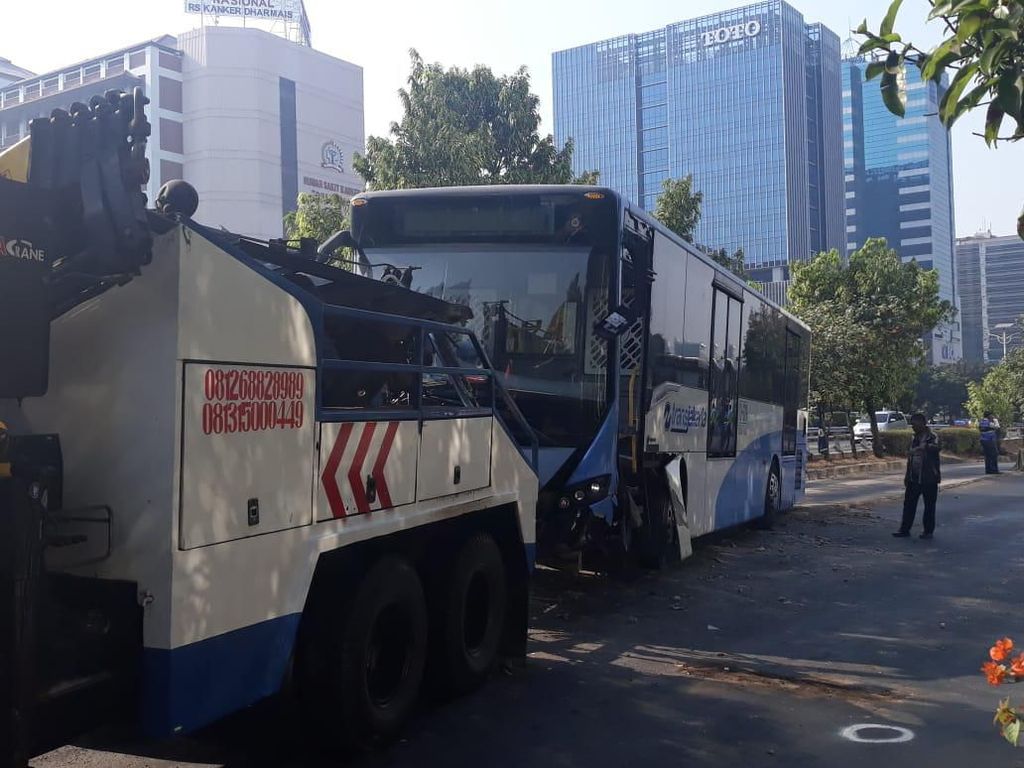 Bus Transjakarta Tabrak Separator Busway di Slipi Bus Transjakarta Tabrak Separator Busway di Slipi