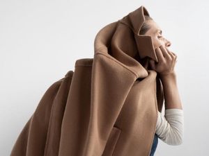 Model Iklan Zara Pose Seperti Buang Air Kecil Jadi Bahan Ejekan Netizen