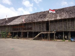Melihat Rumah Betang, Kediaman Suku Dayak yang Lahirkan Tenun Cantik