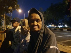Ikut Demo di Depan Kantor BPN Bekasi, Seorang Nenek Pingsan