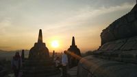 Melihat Matahari Terbenam di Candi Borobudur