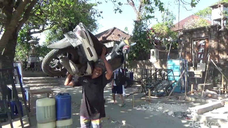 Ini Kiat Nyoman Kalor Samson Kuat Panggul Motor di Pantai Sanur