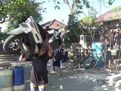 Ini Kiat Nyoman Kalor Samson Kuat Panggul Motor di Pantai Sanur