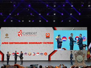 Jokowi Terima Kado dari Asosiasi Insinyur se-ASEAN Jokowi Terima Kado dari Asosiasi Insinyur se-ASEAN