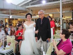 Momen Manis Saat Cucu Siapkan Pesta Nikah untuk Kakek-neneknya Ini Viral