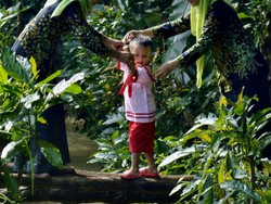 Guru menyebrangkan murid