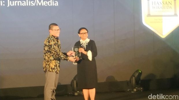 detikcom Terima Hassan Wirajuda Perlindungan WNI Award dari Kemlu