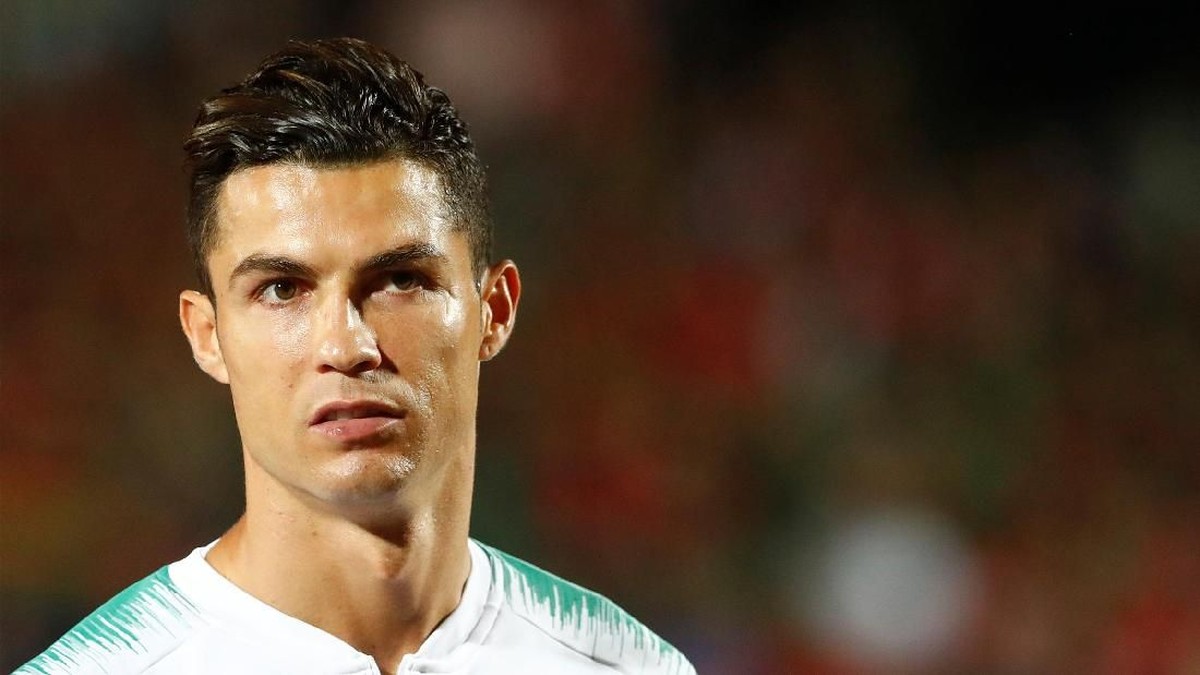 Cristiano Ronaldo menangis melihat video wawancara lawas mendiang ayahnya, Jose Dinis Aveiro. (Foto: Ints Kalnins/REUTERS)