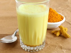 Racik Golden Milk, Minuman Sehat yang Sedang  Tren dengan 3 Langkah Ini