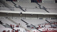 Hanya dua penonton yang terlihat di tribun atas sektor 8.