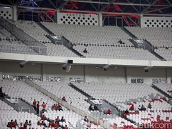 Hanya dua penonton yang terlihat di tribun atas sektor 8.