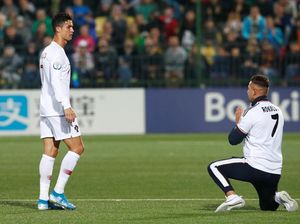 Kagum, Fans Ini Sampai Berlutut di Depan Ronaldo