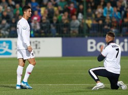 Kagum, Fans Ini Sampai Berlutut di Depan Ronaldo