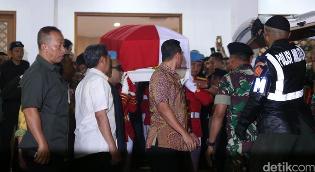 Berita Peti Jenazah BJ Habibie Dibawa dari RSPAD Senin 17 Februari 2020 Berita Peti Jenazah BJ Habibie Dibawa dari RSPAD Senin 17 Februari 2020