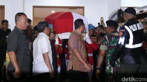 Peti Jenazah BJ Habibie Dibawa dari RSPAD