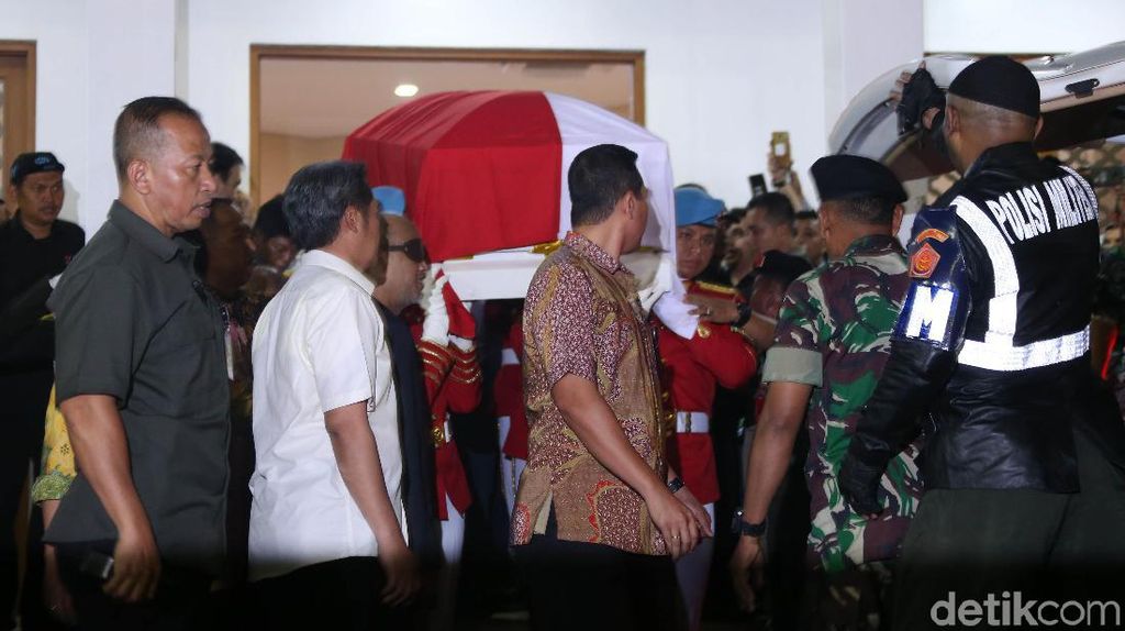 Peti Jenazah BJ Habibie Dibawa dari RSPAD Peti Jenazah BJ Habibie Dibawa dari RSPAD