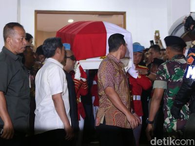 Peti Jenazah BJ Habibie Dibawa dari RSPAD