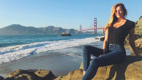 Foto: Liburannya Model Cantik dengan Kaki Terpanjang